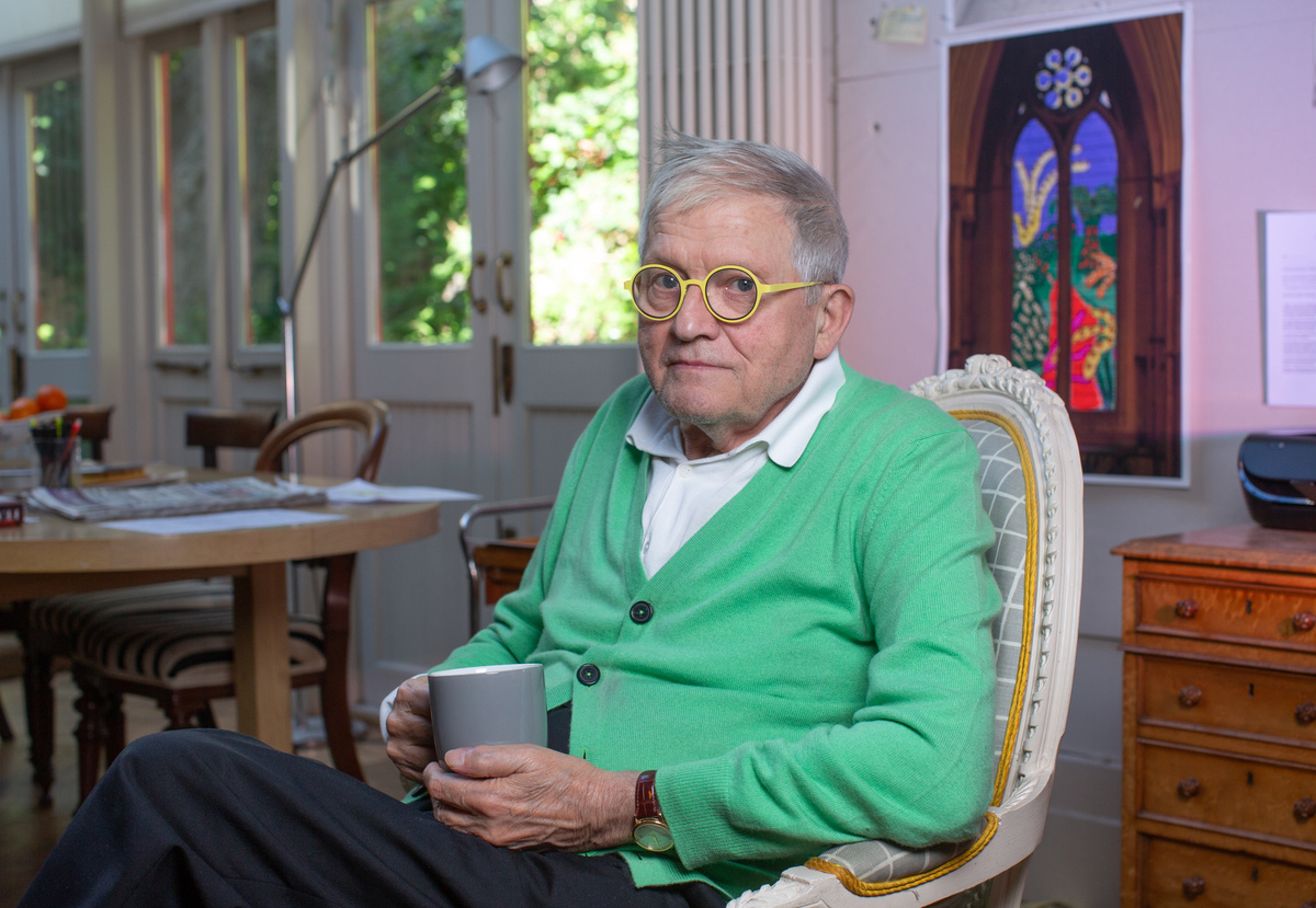 FILE -- The artist David Hockney at his studio in London, Sept. 27, 2018. Hockney, whose colorful figurative paintings were both conservative and iconoclastic, defying the dominant abstract schools of the mid-20th century, died at home in London on June 11, 2026. He was 88. (Suzanne Plunkett/The New York Times)