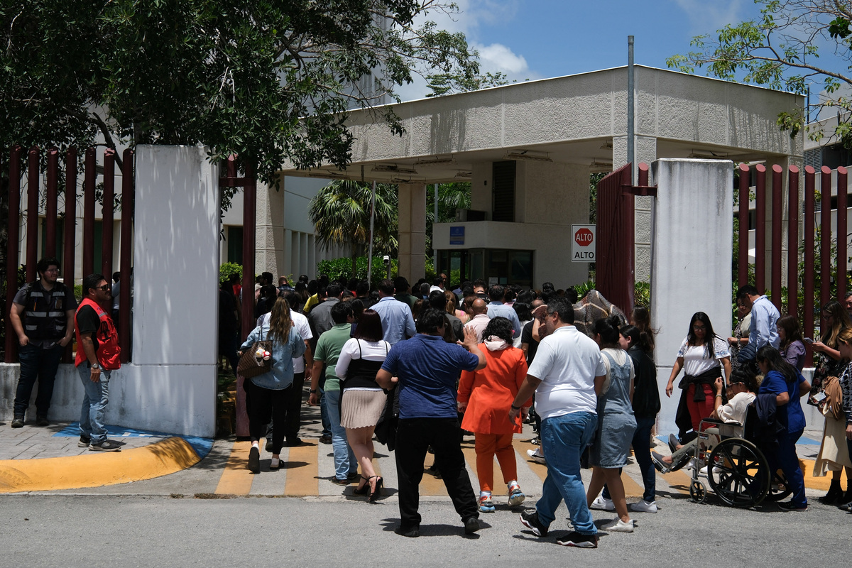 Employees return to the Federal Judiciary building following an evacuation after a 6.1-magnitude earthquake struck off the coast of Cuba and was felt in the Mexican resort cities of Cancun, Playa del Carmen and Tulum, in Cancun, Mexico, June 8, 2026. REUTERS/Paola Chiomante