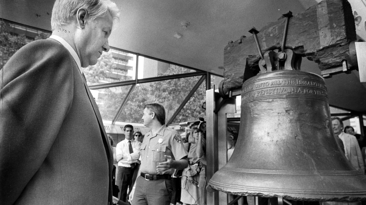 Boris Yeltsin views the Liberty Bell during a visit to Philadelphia in Sept. 13, 1989. Seeking to view U.S. democracy up close, he traveled the country, including a visit to the White House. (Eric Mencher/The Philadelphia Inquirer/TNS)