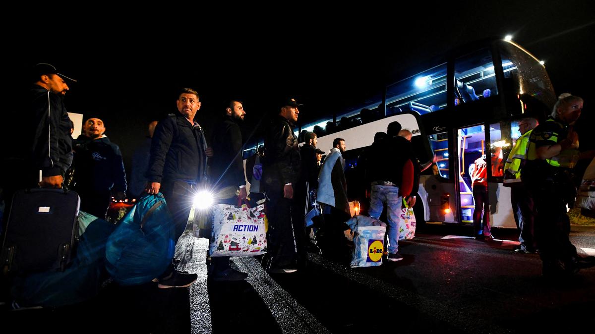 FILE PHOTO: Refugees are temporarily taken to various emergency shelters due to a lack of hygiene on the grounds of the application center for asylum seekers as immediate intervention was necessary in Ter Apel, Netherlands August 26, 2022. REUTERS/Piroschka van de Wouw/File Photo