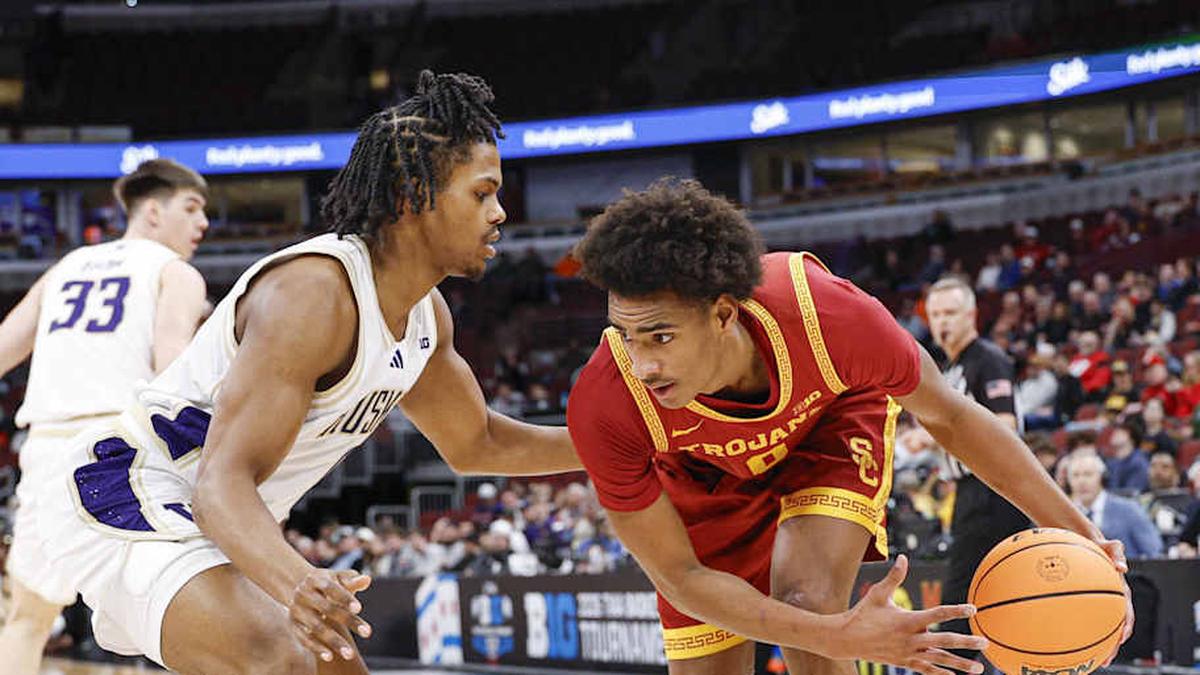  Mar 11, 2026; Chicago, IL, USA; Southern California Trojans guard Alijah Arenas (0) drives to the basket against the Washington Huskies during the first half at United Center. Mandatory Credit: Kamil Krzaczynski-Imagn Images | Kamil Krzaczynski-Imagn Images 