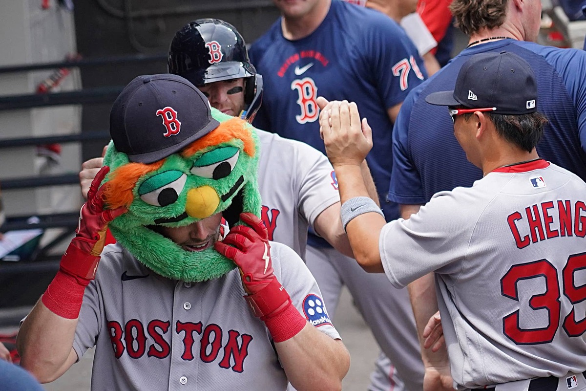  Jul 9, 2026; Chicago, Illinois, USA; Boston Red Sox third baseman Caleb Durbin (5) is greeted by shortstop Tsung-Che Cheng (39) after hitting a two-run home run against the Chicago White Sox during the fourth inning at Rate Field. Mandatory Credit: David Banks-Imagn Images David Banks-Imagn Images