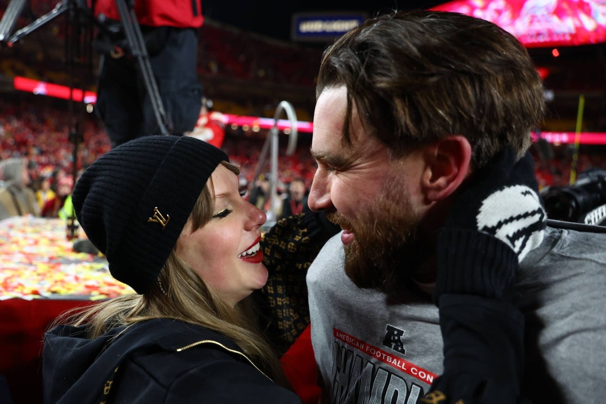  Recording artist Taylor Swift and Kansas City Chiefs tight end Travis Kelce (87) react after the AFC Championship game against the Buffalo Bills. Mark J. Rebilas-Imagn Images