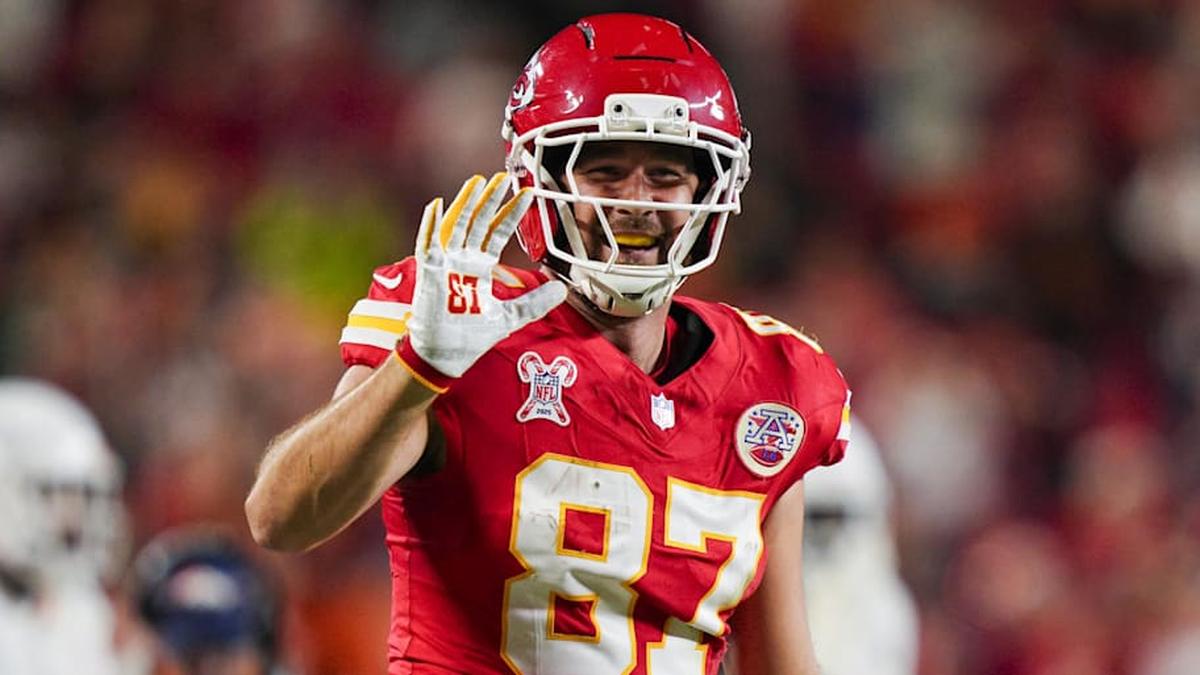  Dec 25, 2025; Kansas City, Missouri, USA; Kansas City Chiefs tight end Travis Kelce (87) reacts after making a catch for a first down during the first half against the Denver Broncos at GEHA Field at Arrowhead Stadium. | Jay Biggerstaff-Imagn Images 