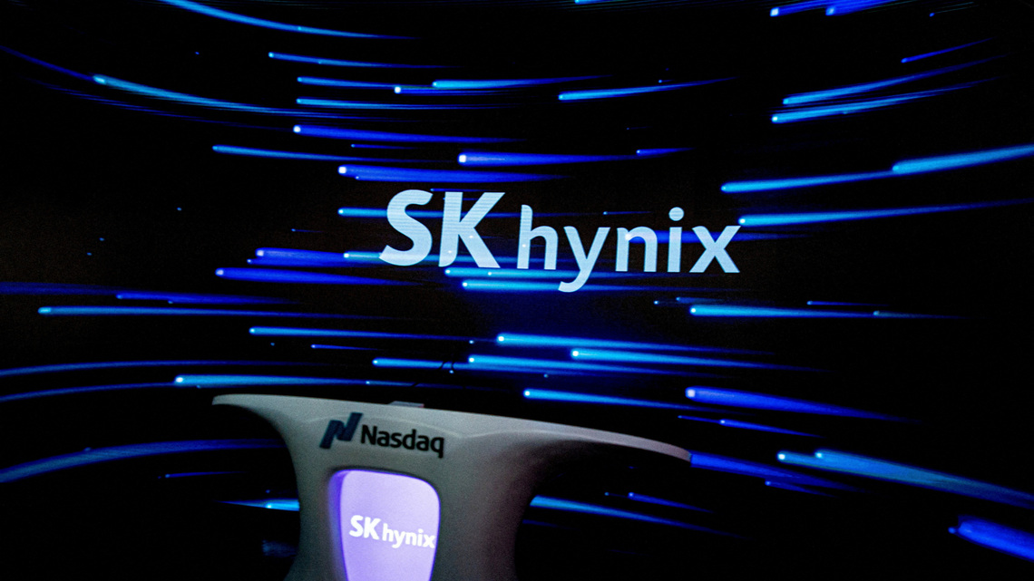Analysis-Samsung, SK Hynix shareholders call for bigger payouts from AI cash mountain 