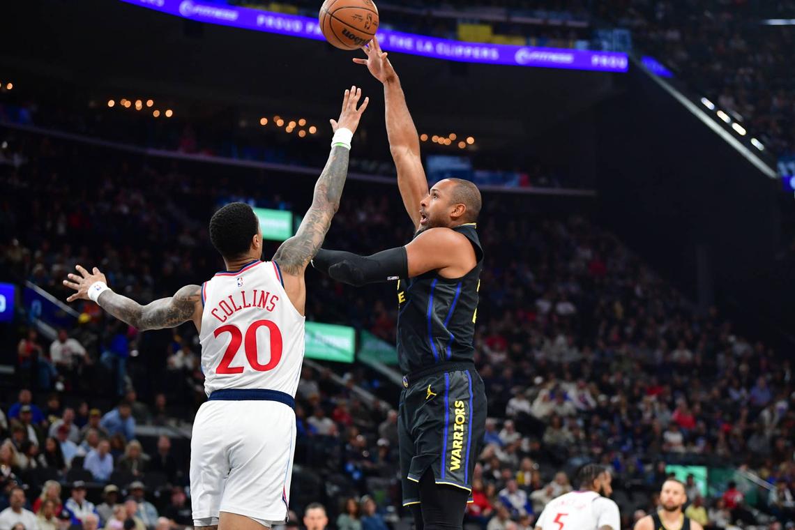  Golden State Warriors center Al Horford shoots against Los Angeles Clippers forward John Collins (20) during the first half at Intuit Dome. Gary A. Vasquez-Imagn Images