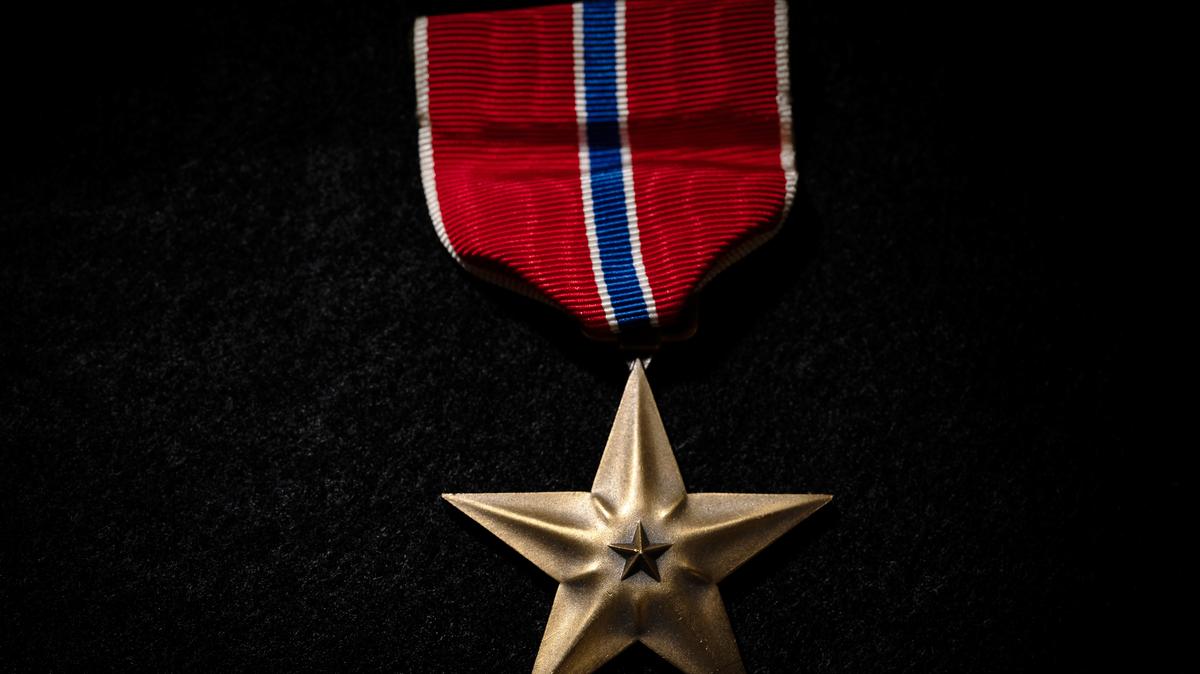 On Memorial Day weekend, think of former Chicagoan and Bronze Star winner Red Madsen and other veterans who fought in World War II. (E. Jason Wambsgans/Chicago Tribune)