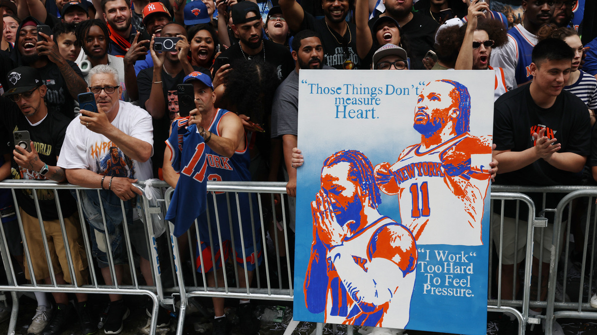 Basketball - NBA - New York Knicks Parade - New York City, New York, U.S. - June 18, 2026 New York Knicks fans celebrate with a banner of New York Knicks' Jalen Brunson during the parade REUTERS/Shannon Stapleton