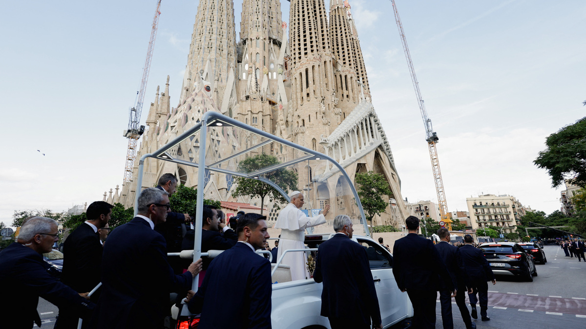 Pope Leo XIV rides the popemobile ahead of the Holy Mass at the Basilica of the Sagrada Familia, during his apostolic journey, in Barcelona, Spain, June 10, 2026. REUTERS/Michele Spatari