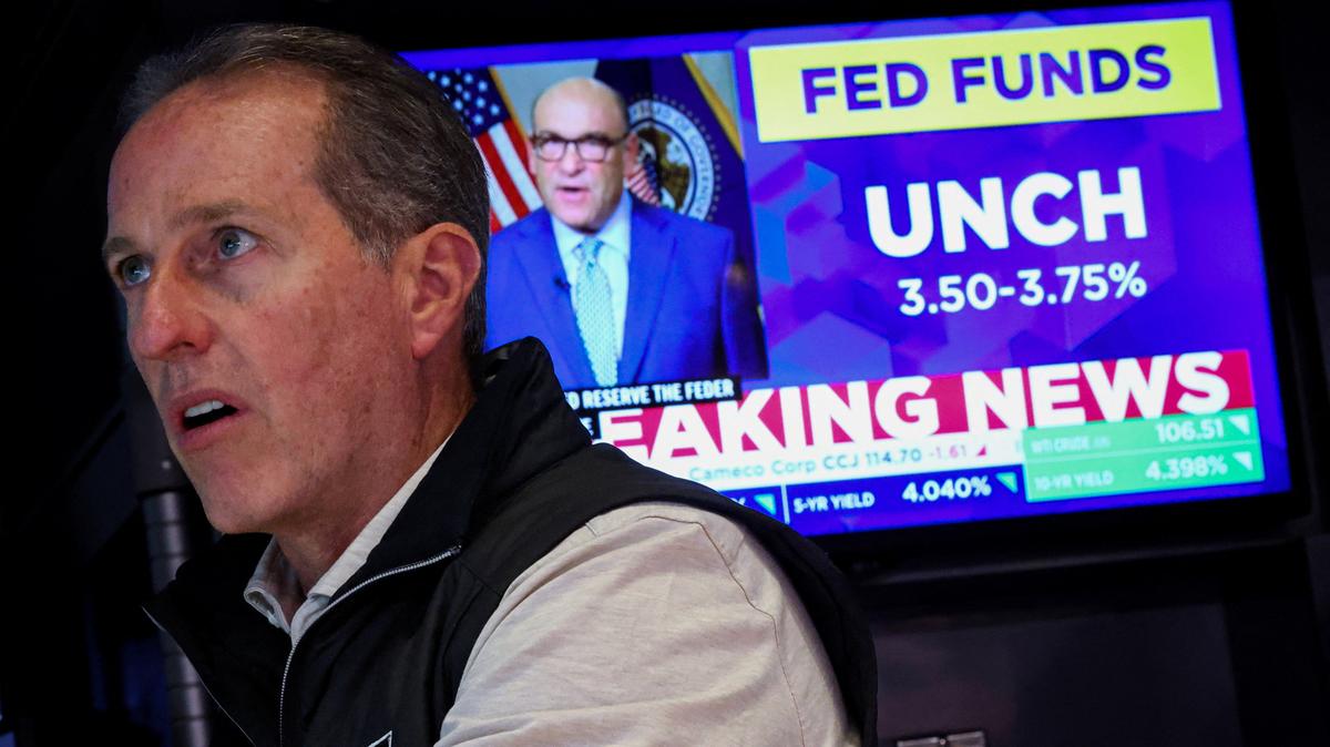 A screen displays the Fed rate announcement as a trader reacts on the floor of the New York Stock Exchange (NYSE) in New York City, U.S., April 29, 2026.  REUTERS/Brendan McDermid