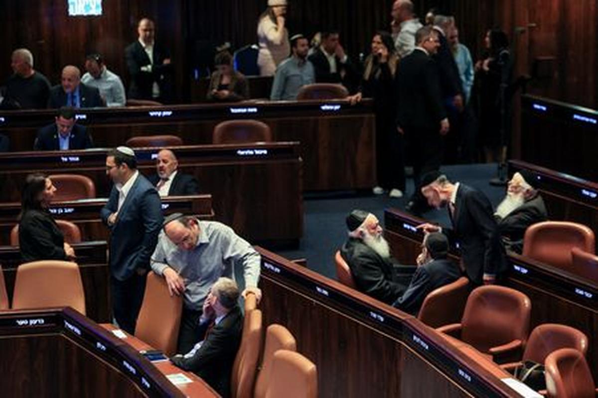 Israeli politicians react following a vote to dissolve the Knesset before the end of its term, in the Knesset, Israel's parliament in Jerusalem, May 20, 2026. REUTERS/Ronen Zvulun