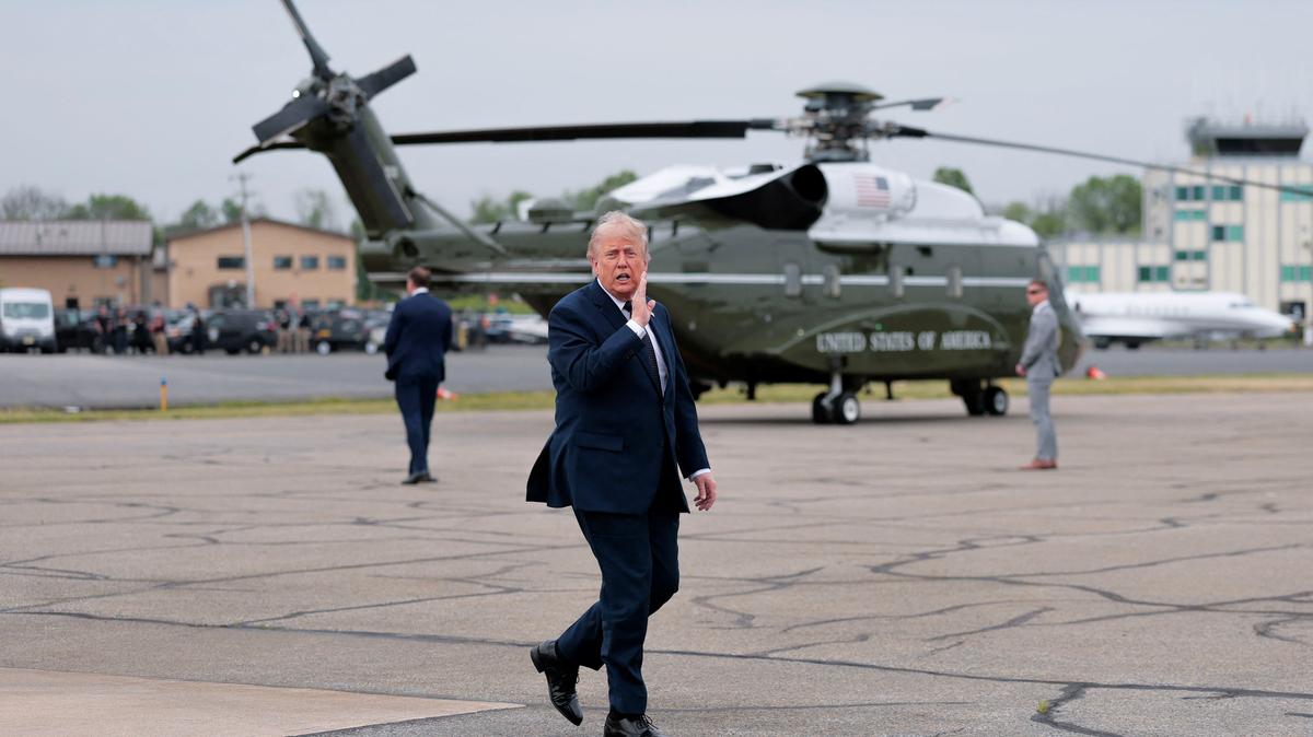 U.S. President Donald Trump leaves Marine One to board Air Force One en route to Joint Base Andrews, Maryland, as he departs Morristown Airport in Morristown, New Jersey, U.S., May 22, 2026. REUTERS/Kylie Cooper