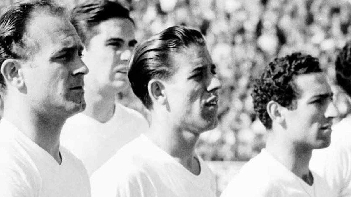  Marquitos (center) played a starring role during Madrid's early European dominance. | Abell/Daily Mirror/Mirrorpix/Getty Images 
