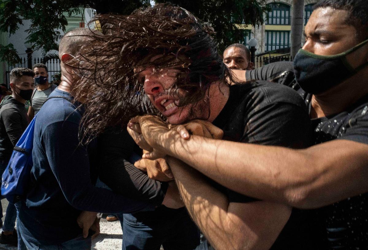 ARCHIVO - En esta foto de archivo del 11 de julio de 2021, policías vestidos de civil detienen a un manifestante antigubernamental durante una protesta por los altos precios, la escasez de alimentos y los cortes de energía en La Habana, Cuba.