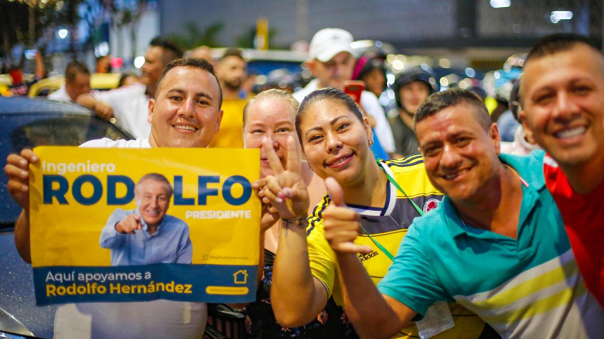 Los partidarios de Rodolfo Hernández, candidato presidencial de la Liga de Gobernadores Anticorrupción, posan para la cámara mientras celebran resultados favorables en su sede de la noche electoral en Bucaramanga, Colombia, el domingo 29 de mayo de 2022. Hernández avanzará a una segunda vuelta el 19 de junio después de que ninguno de los seis candidatos en la primera ronda del domingo obtuviera la mitad de los votos. (Foto AP/Mauricio Pinzón)
