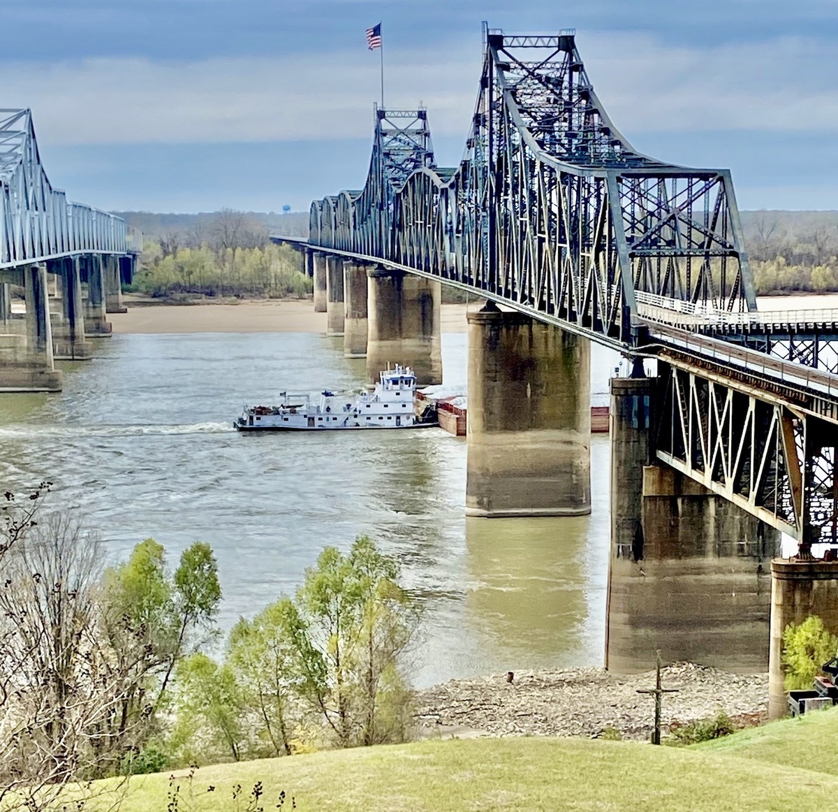  Stand on the bluff at the Mississippi Welcome Center in Vicksburg to appreciate this fabled river. Photo credit: Christine Tibbetts 