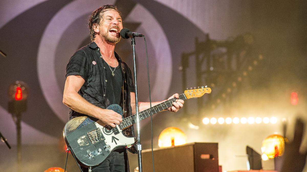 Pearl Jam in Fort Worth: What to know about merch, bag policies, parking, show schedule
