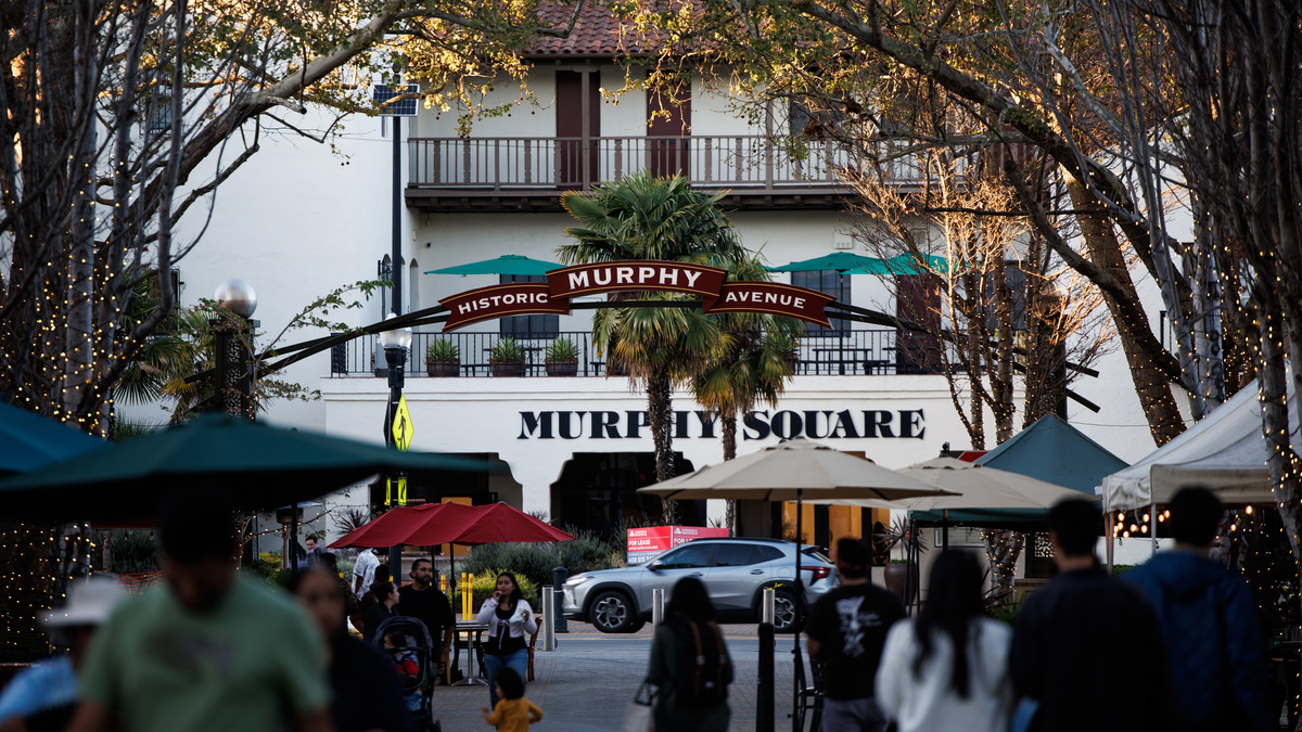Visitors stroll under string lights along historic Murphy Avenue in downtown Sunnyvale on April 3, 2026. (Dai Sugano/Bay Area News Group)