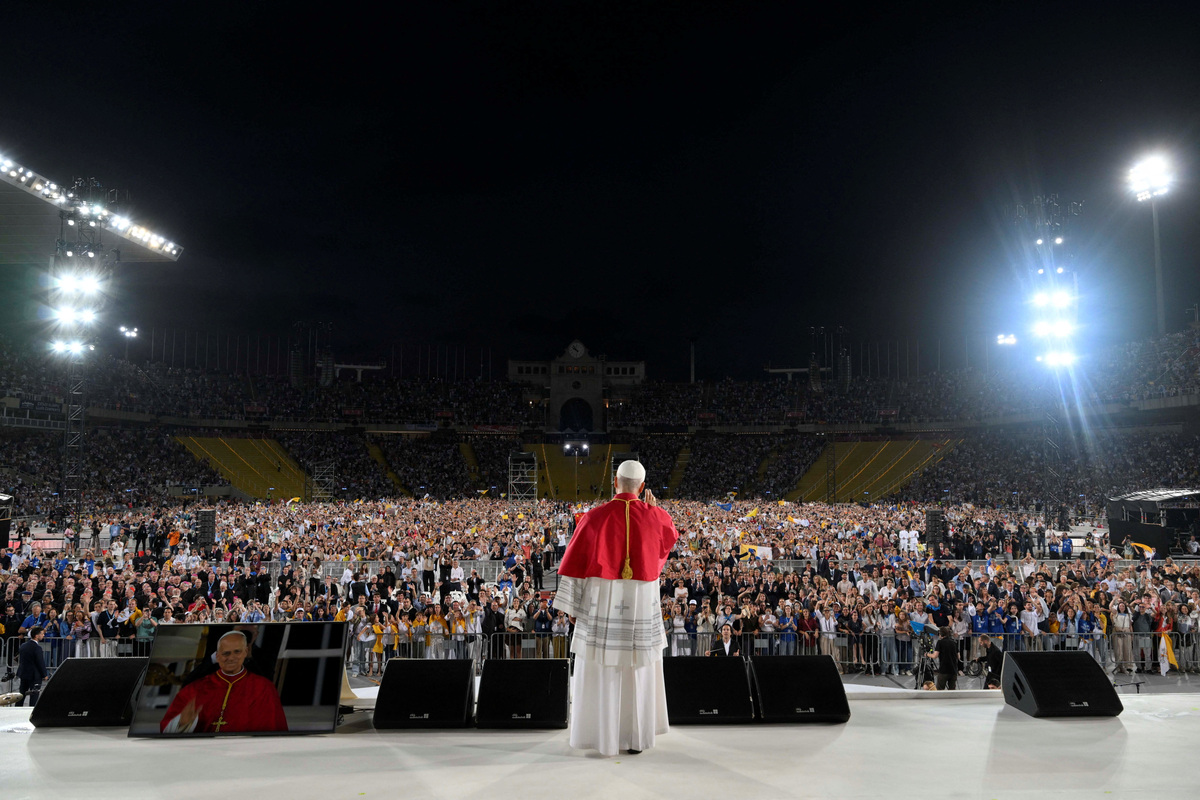 Pope Leo XIV waves to the faithful as he attends a prayer vigil at the Lluis Companys Olympic Stadium during his apostolic journey in Barcelona, Spain, June 9, 2026. Simone Risoluti/Vatican Media/­Handout via REUTERS