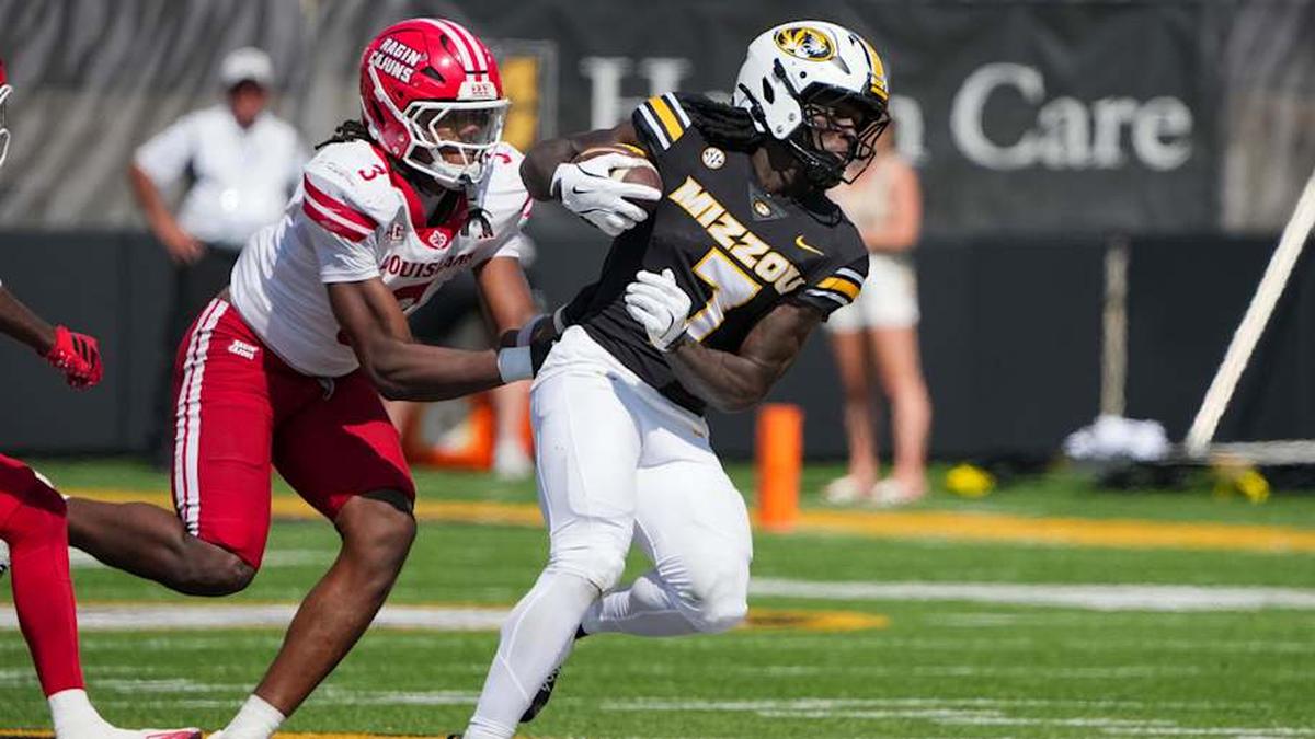  Sep 13, 2025; Columbia, Missouri, USA; Missouri Tigers running back Marquise Davis (7) runs the ball as Louisiana-Lafayette Ragin Cajuns linebacker Jaden Dugger (3) chases during the second half of the game at Faurot Field at Memorial Stadium. Mandatory Credit: Denny Medley-Imagn Images | Denny Medley-Imagn Images 
