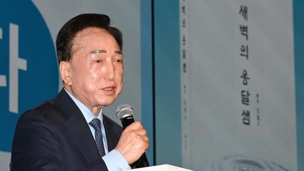 Kim Chul-soo, chairman of the Hyocheon Medical Foundation and former president of the Korean Red Cross, delivers a welcoming speech at a book event for his memoir The Spring at Dawn in Seoul. Photo by Asia Today