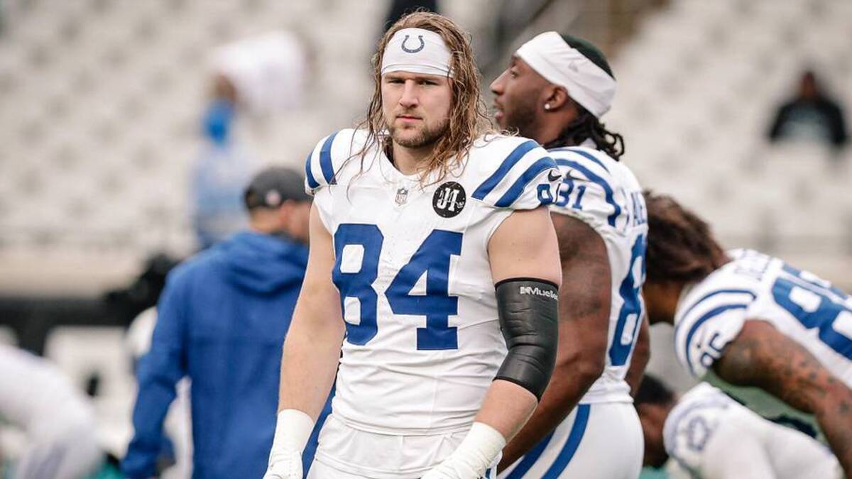  Indianapolis Colts tight end Tyler Warren (84) stands on the field during pregame warmups against the Jacksonville Jaguars at EverBank Stadium. | Travis Register-Imagn Images 
