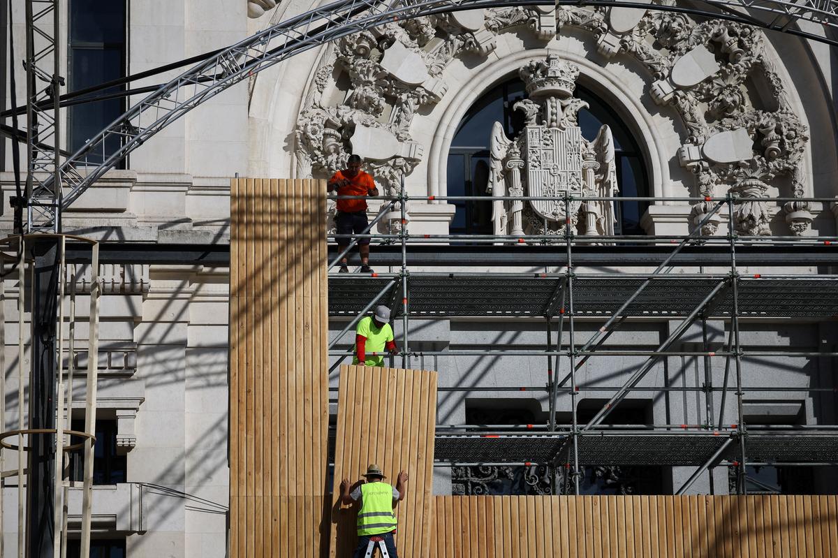 Workers prepare a stage at Plaza de Cibeles ahead of the visit of Pope Leo XIV in Madrid, Spain, June 2, 2026. REUTERS/Kacper Pempel