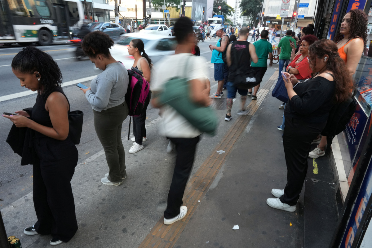 Brazil's love affair with cellphones turns theft into an election ...