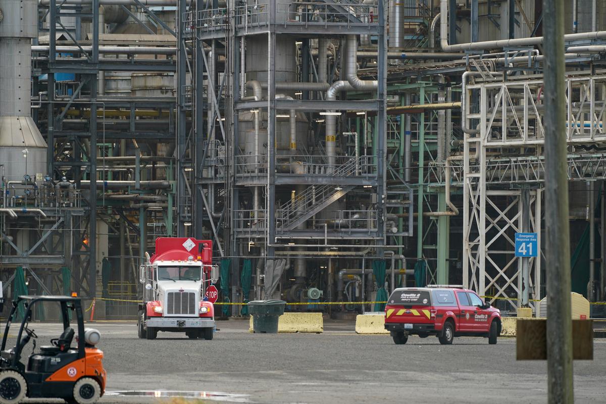 Vehicles are parked after a chemical tank rupture at the Nippon Dynawave Packaging pulp and paper mill in Longview, Washington, U.S., May 26, 2026.  REUTERS/David Ryder
