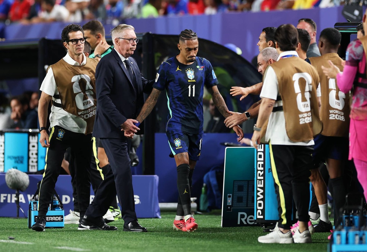  Raphinha #11 of Brazil reacts alongside Carlo Ancelotti, Head Coach of Brazil, as he leaves the pitch with an injury during the FIFA World Cup 2026 Group C match between Brazil and Haiti at Philadelphia Stadium on June 19, 2026 in Philadelphia, Pennsylvania. (Photo by Dan Mullan/Getty Images) Photo by Dan Mullan/Getty Images
