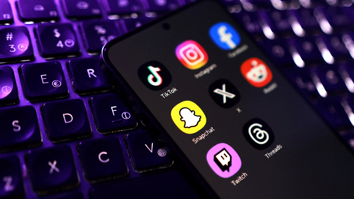 TikTok, Instagram, Facebook, Snapchat, X, Reddit, Twitch, Threads app icons are seen in this illustration taken June 15, 2026. REUTERS/Dado Ruvic/Illustration