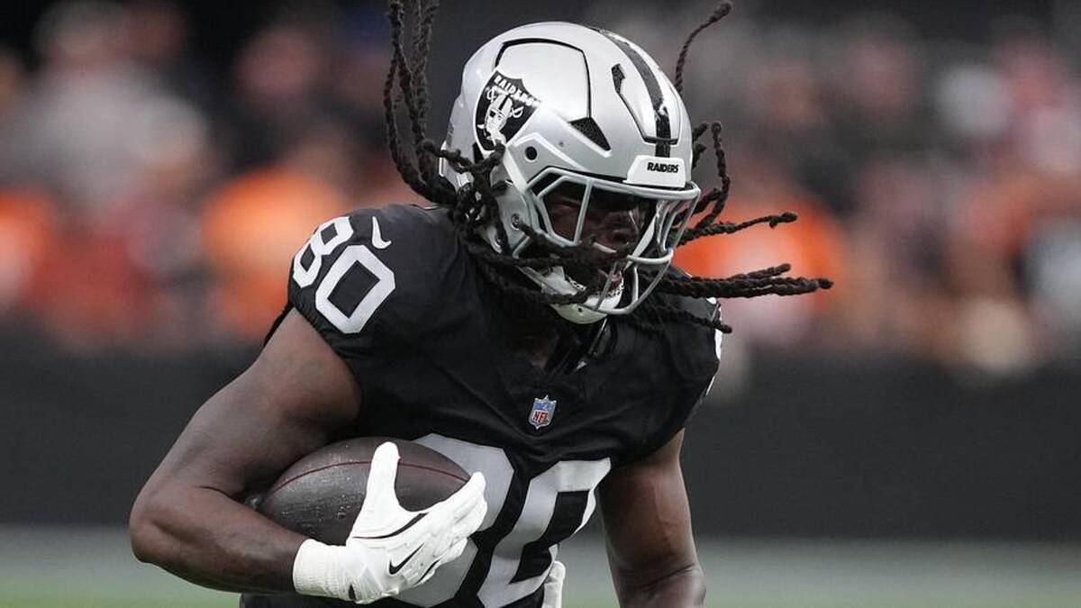  Dec 7, 2025; Paradise, Nevada, USA; Las Vegas Raiders tight end Ian Thomas (80) runs after the catch against the Denver Broncos during the first half at Allegiant Stadium. Mandatory Credit: Kirby Lee-Imagn Images | Kirby Lee-Imagn Images 