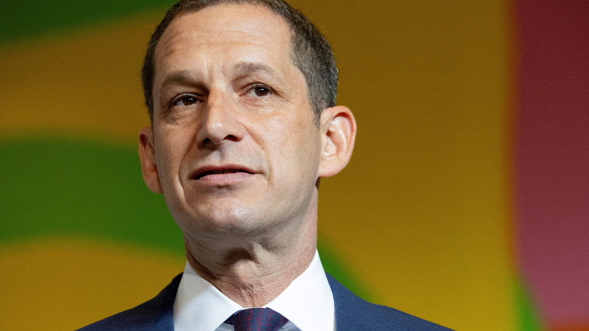 FILE PHOTO: San Francisco Mayor Daniel Lurie during a press conference in San Francisco, California, U.S., May 8, 2026. REUTERS/Manuel Orbegozo/File Photo