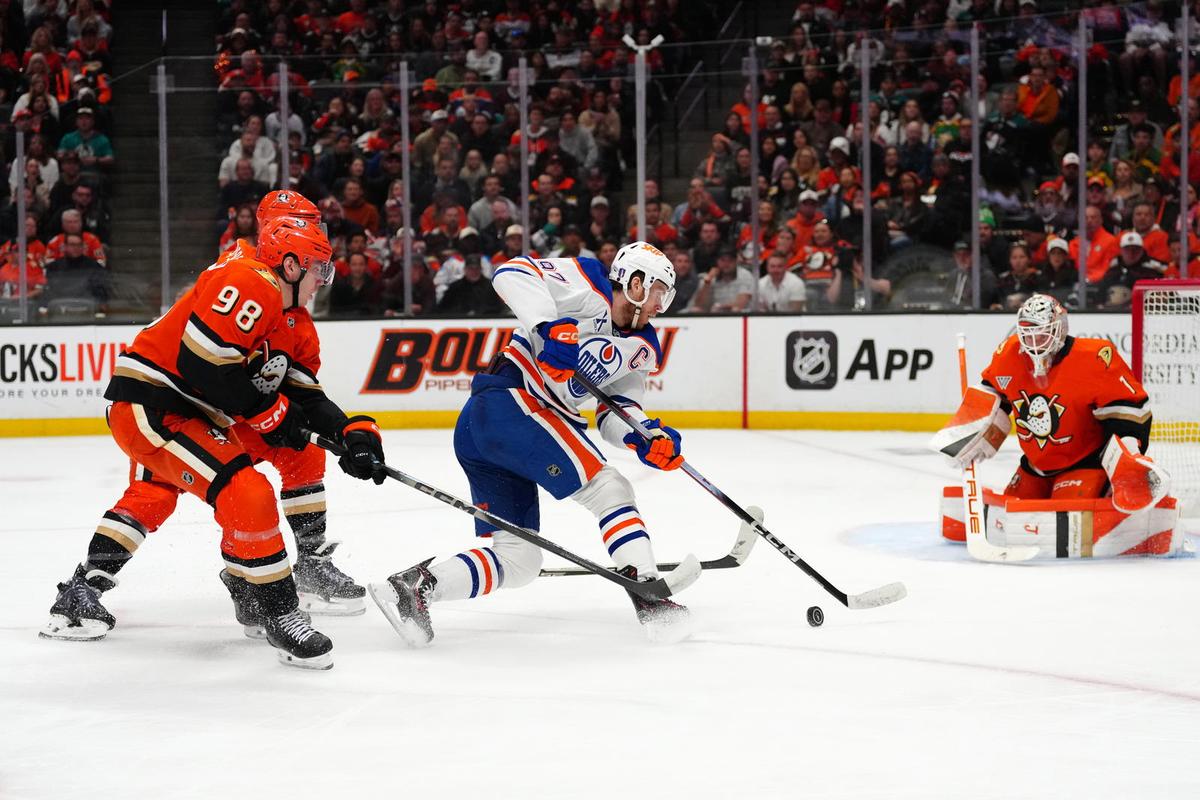 McDavid Embodies Hockey's Injury Culture, Plays Through Fractured Foot/Ankle 