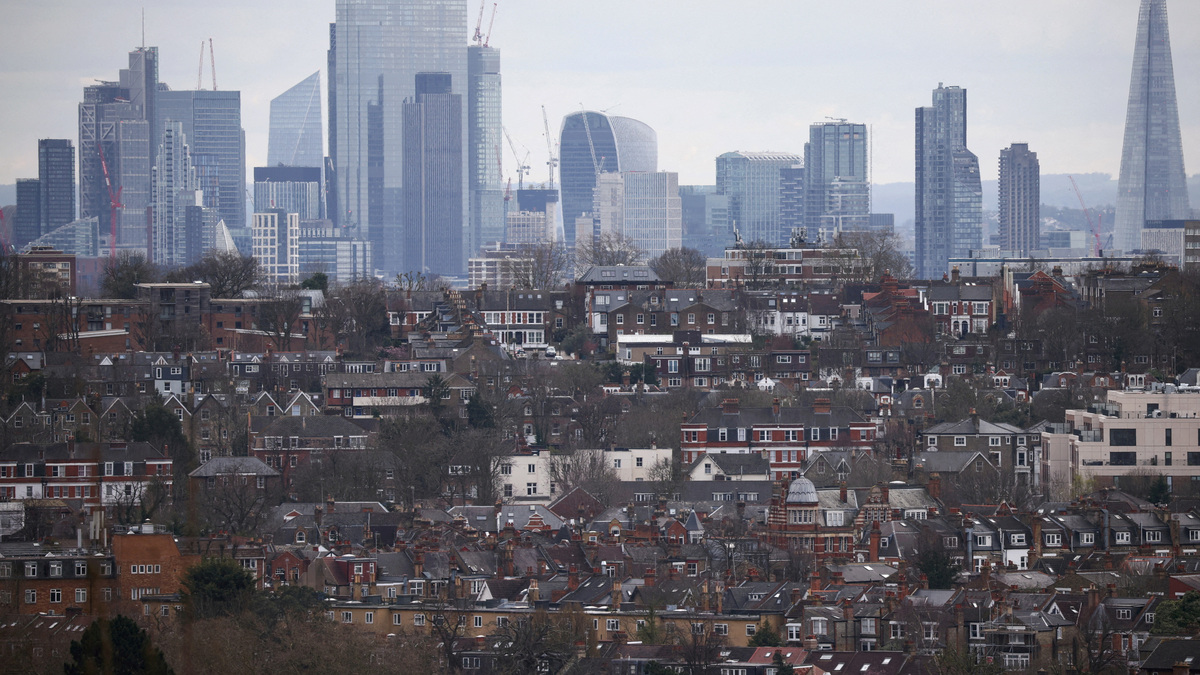 FILE PHOTO: Rows of houses lie in front of the City of London skyline in London, Britain, March 19, 2023. REUTERS/Henry Nicholls/File Photo