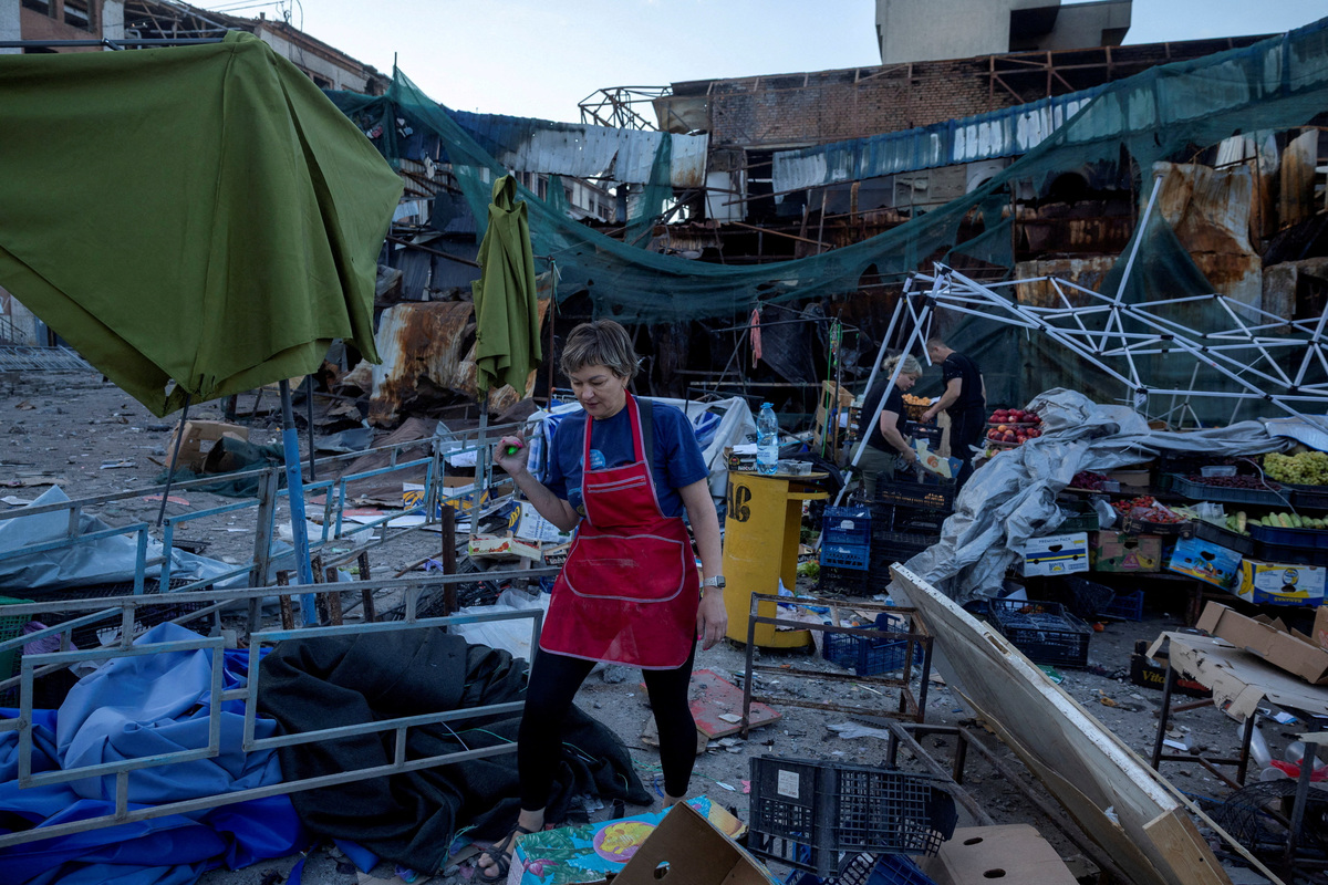 Market traders inspect damage to their stalls after a night of Russian missile strikes, amid Russia’s attack on Ukraine, in Kyiv, Ukraine, July 19, 2026. REUTERS/Thomas Peter