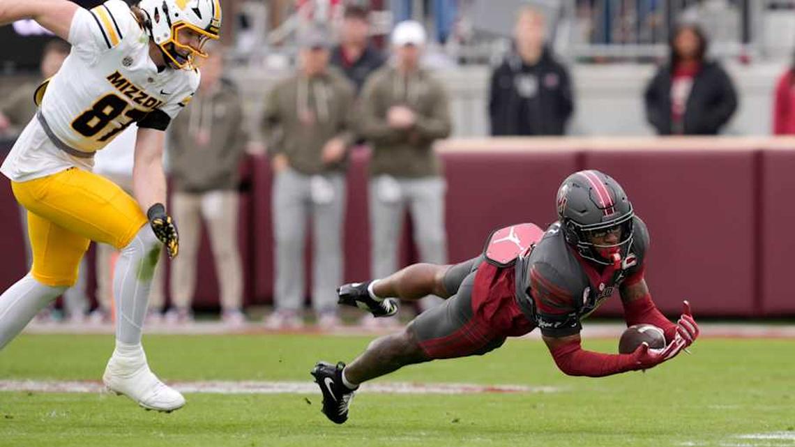  Oklahoma Sooners defensive back Robert Spears-Jennings (3) can't hold on for an interception beside Missouri Tigers tight end Brett Norfleet (87) during a college football game between the University of Oklahoma Sooners (OU) and the Missouri Tigers at Gaylord Family Ð Oklahoma Memorial Stadium in Norman, Okla., on Saturday, Nov. 22, 2025. Oklahoma won 17-6. | BRYAN TERRY/THE OKLAHOMAN / USA TODAY NETWORK via Imagn Images 