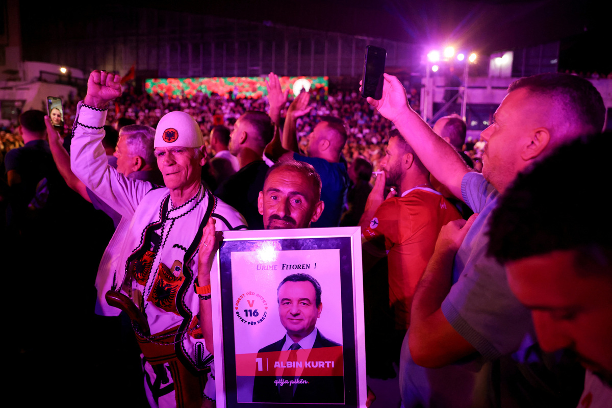 Supporters of the Levizja Vetevendosje (Movement for Self-Determination) party attend the closing electoral rally for the upcoming parliamentary elections in Pristina, Kosovo, June 6, 2026. REUTERS/Valdrin Xhemaj