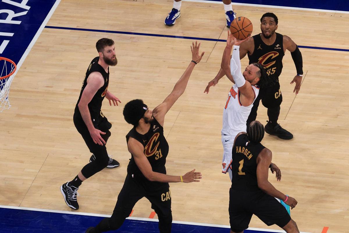  New York Knicks guard Jalen Brunson hits a clutch shot during playoff game versus Cleveland Cavaliers Vincent Carchietta-Imagn Images