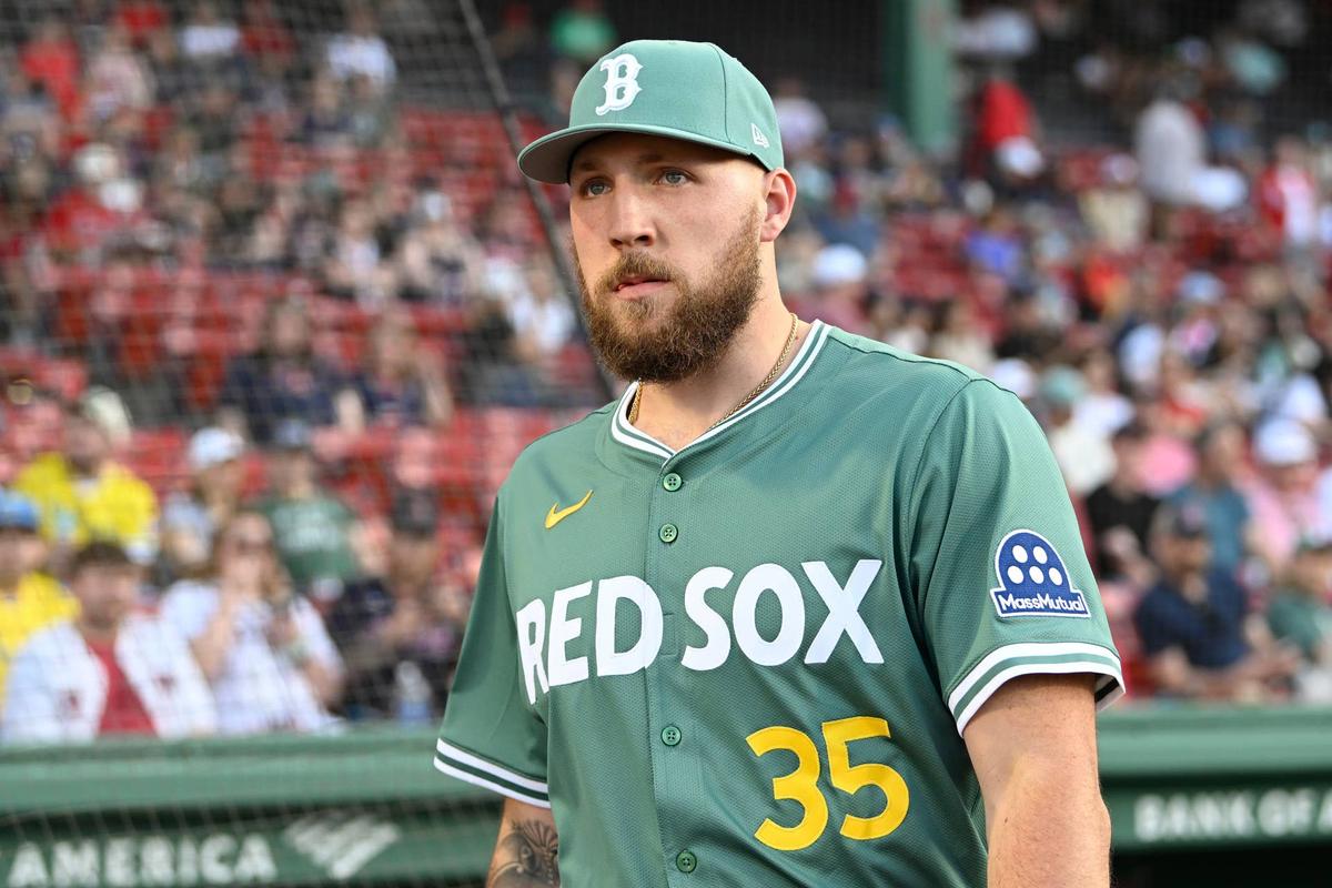  Boston Red Sox starting pitcher Garrett Crochet (35) looks on during a game. © Eric Canha-Imagn Images 
