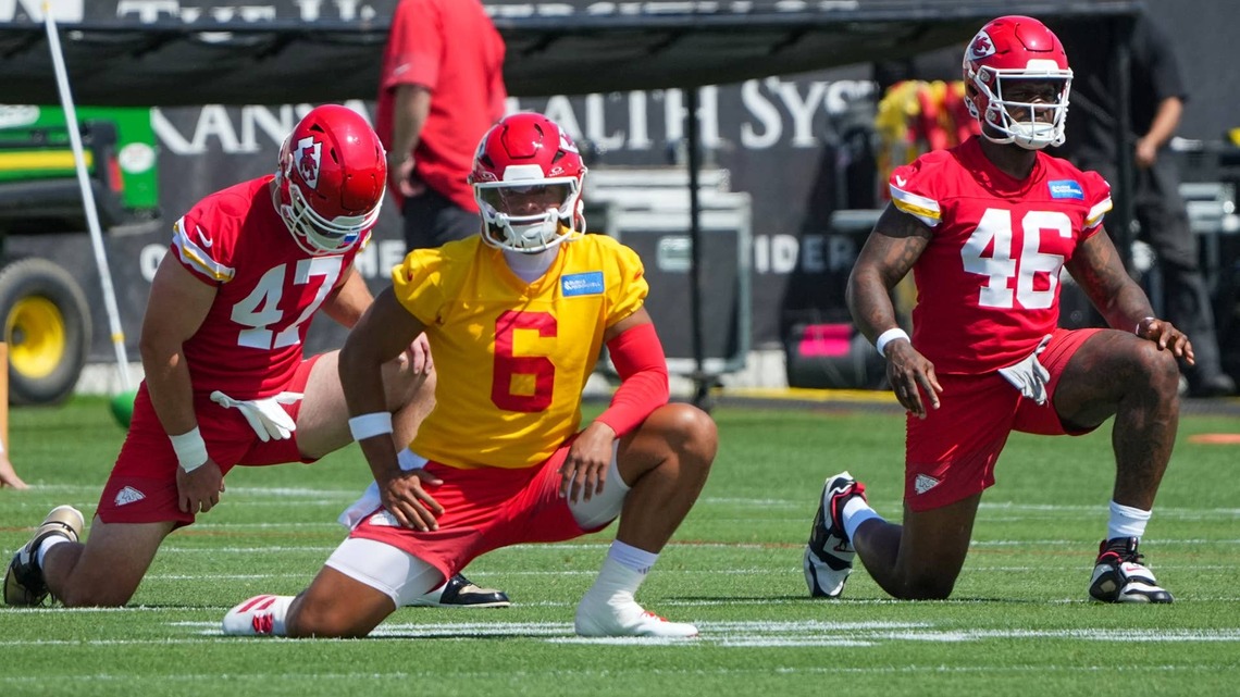 Video Of Justin Fields' Rough Training Camp Interception Has Fans Baffled 