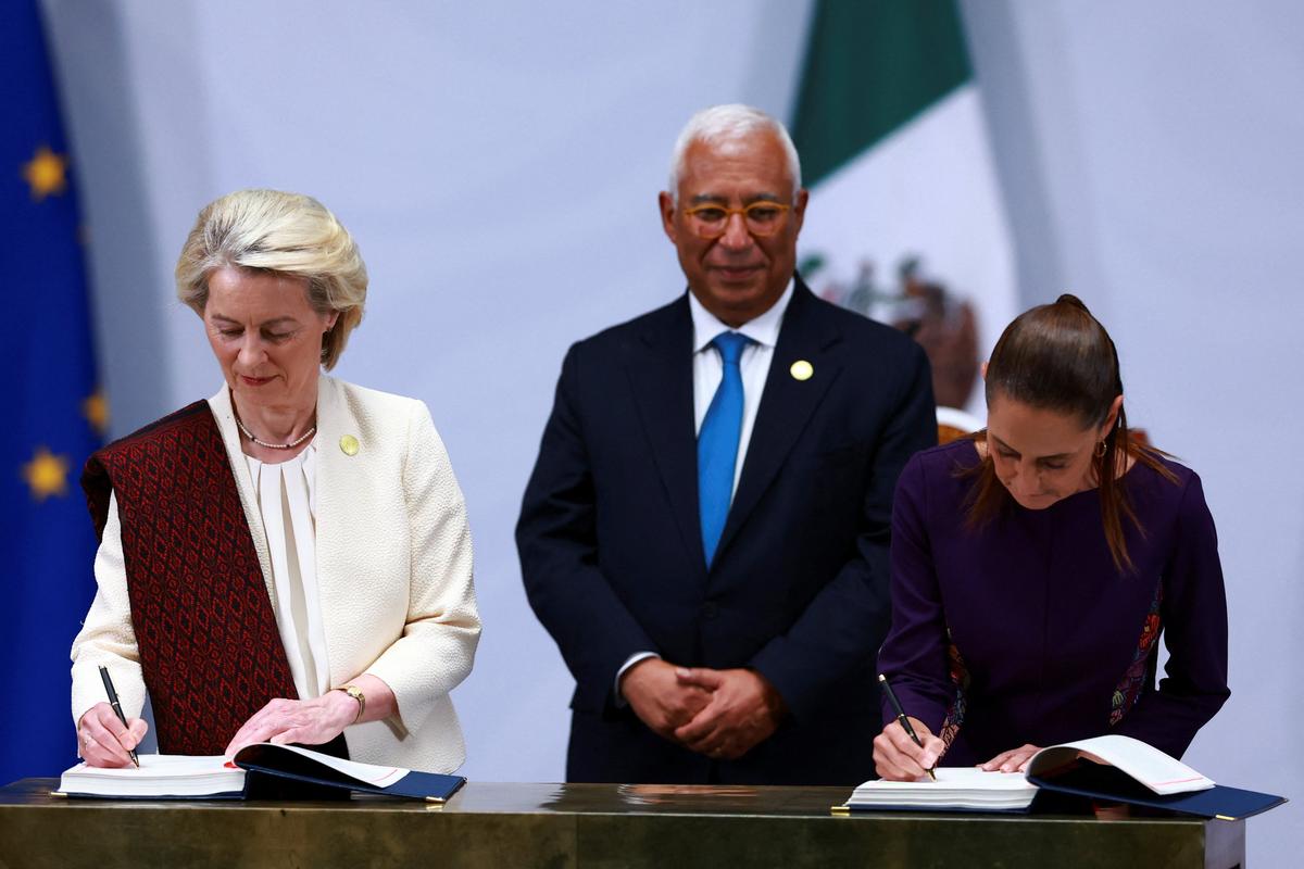 European Commission President Ursula von der Leyen and Mexican President Claudia Sheinbaum sign a long-stalled free trade agreement, accompanied by European Council President Antonio Costa, at the National Palace in Mexico City, Mexico, May 22, 2026. REUTERS/Raquel Cunha