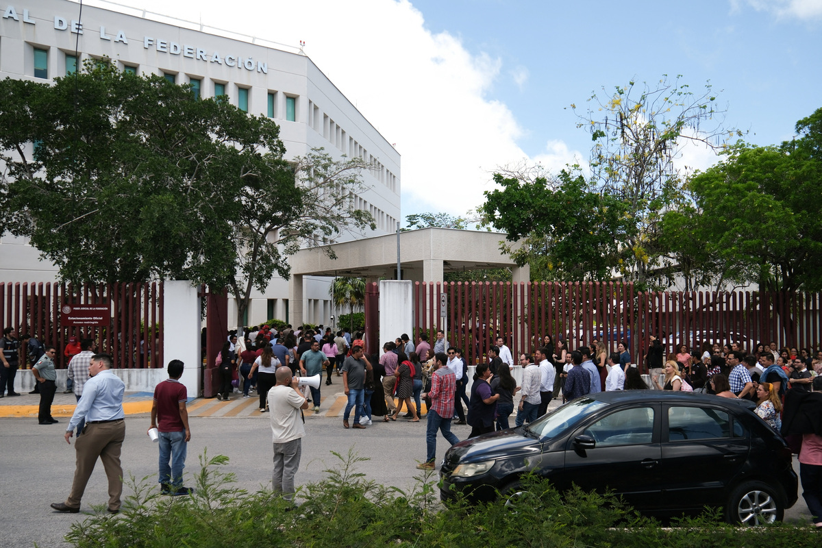 Employees return to the Federal Judiciary building following an evacuation after a 6.1-magnitude earthquake struck off the coast of Cuba and was felt in the Mexican resort cities of Cancun, Playa del Carmen and Tulum, in Cancun, Mexico, June 8, 2026. REUTERS/Paola Chiomante