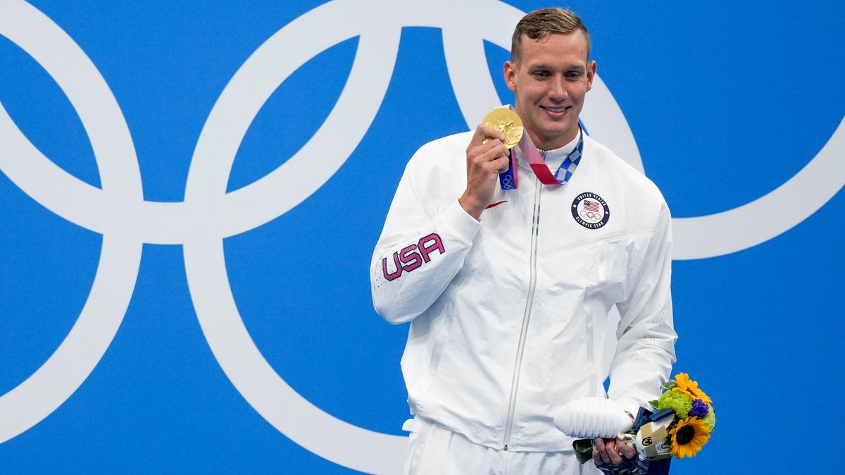 Caeleb Dressel, de Estados Unidos, posa con la medalla de oro que ganó en la competencia de natación de 100 metros libres, el jueves 29 de julio de 2021 durante los Juegos Olímpicos en Tokio, Japón.