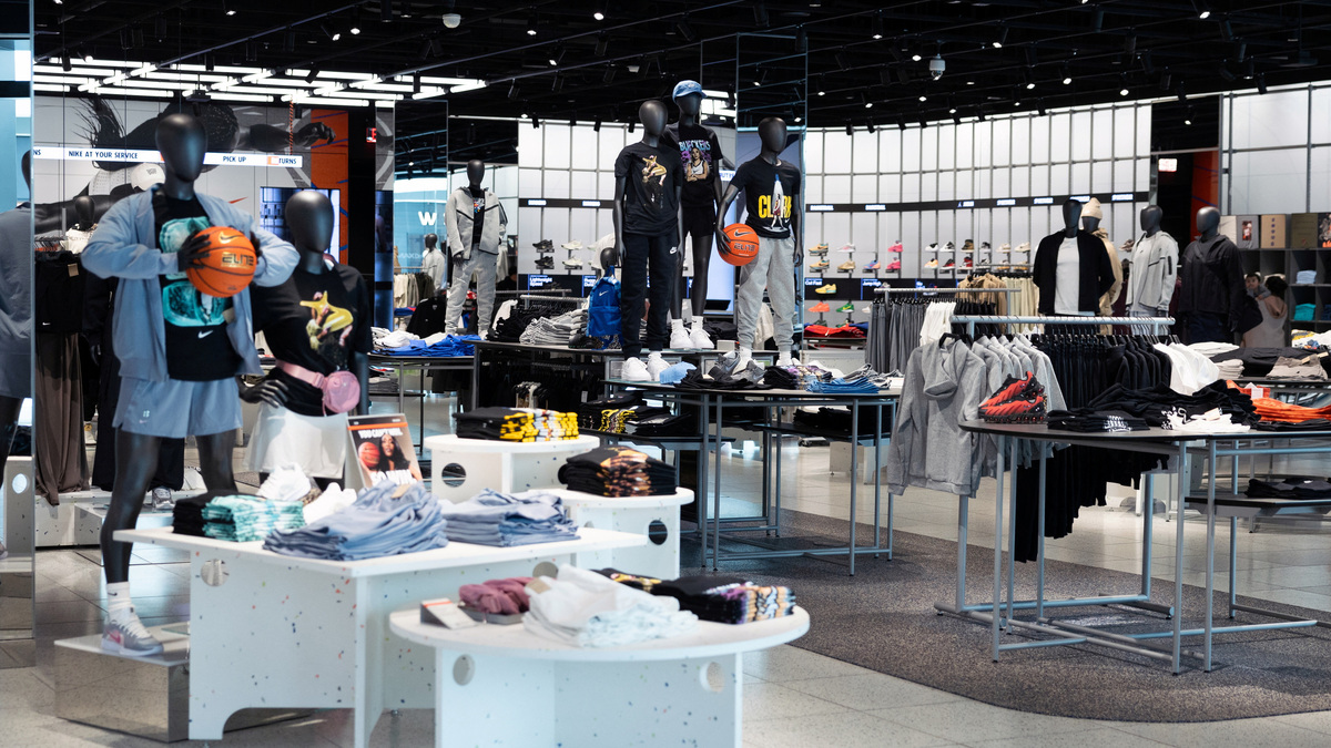 Analysis-Nike's struggles test investor confidence in CEO Hill's ...