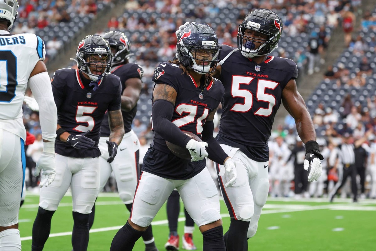  Houston Texans cornerback Derek Stingley Jr. (24) is congratulated by defensive end Danielle Hunter (55) Troy Taormina-Imagn Images
