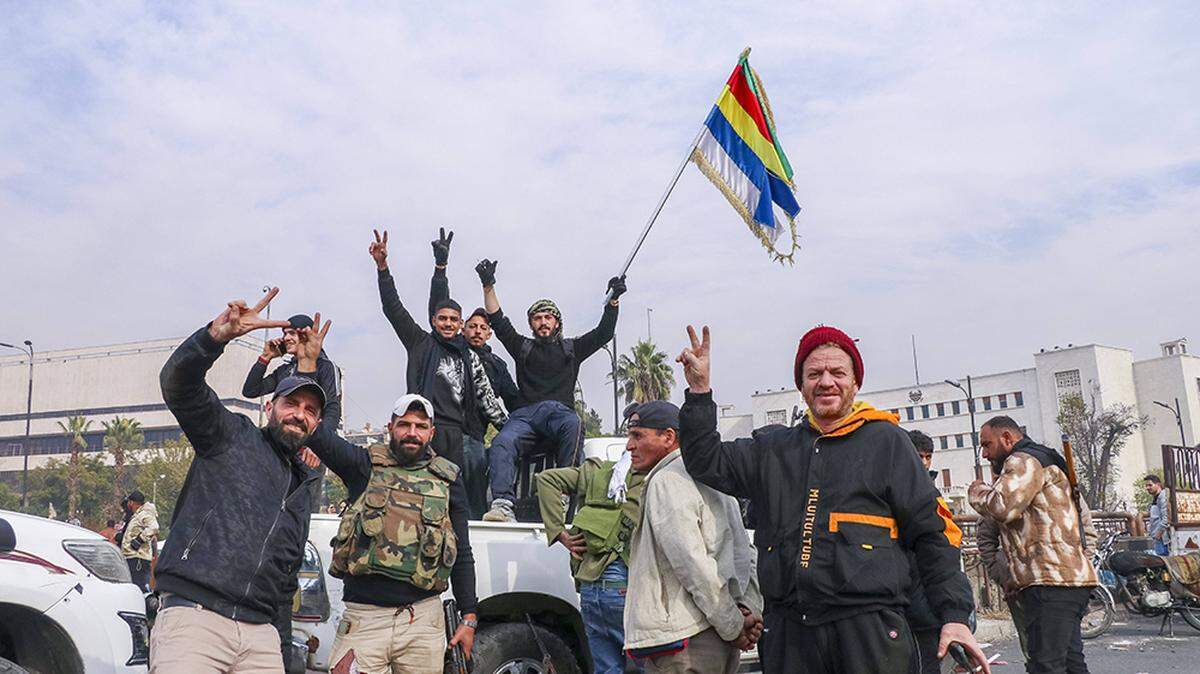 Druzos sirios celebran la caída del régimen del dictador Bashar al-Assad en Damasco, el 8 de diciembre de 2024. Miembros de esta secta —una etnia religiosa árabe que practica el monoteísmo esotérico— visitaron la semana pasada un santuario sagrado en la región norte de Galilea, en Israel.
