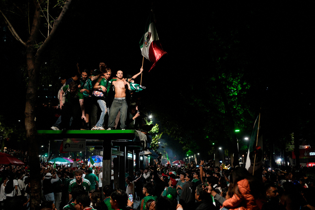 Los aficionados celebran cerca del Ángel de la Independencia tras la victoria de México en el partido de la Copa del Mundo de la FIFA 2026 contra Corea del Sur, en Ciudad de México, México, el 18 de junio de 2026. REUTERS/Armando Vega