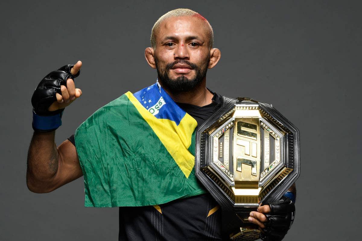  Deiveson Figueiredo poses with the UFC flyweight title. (via Zuffa LLC)