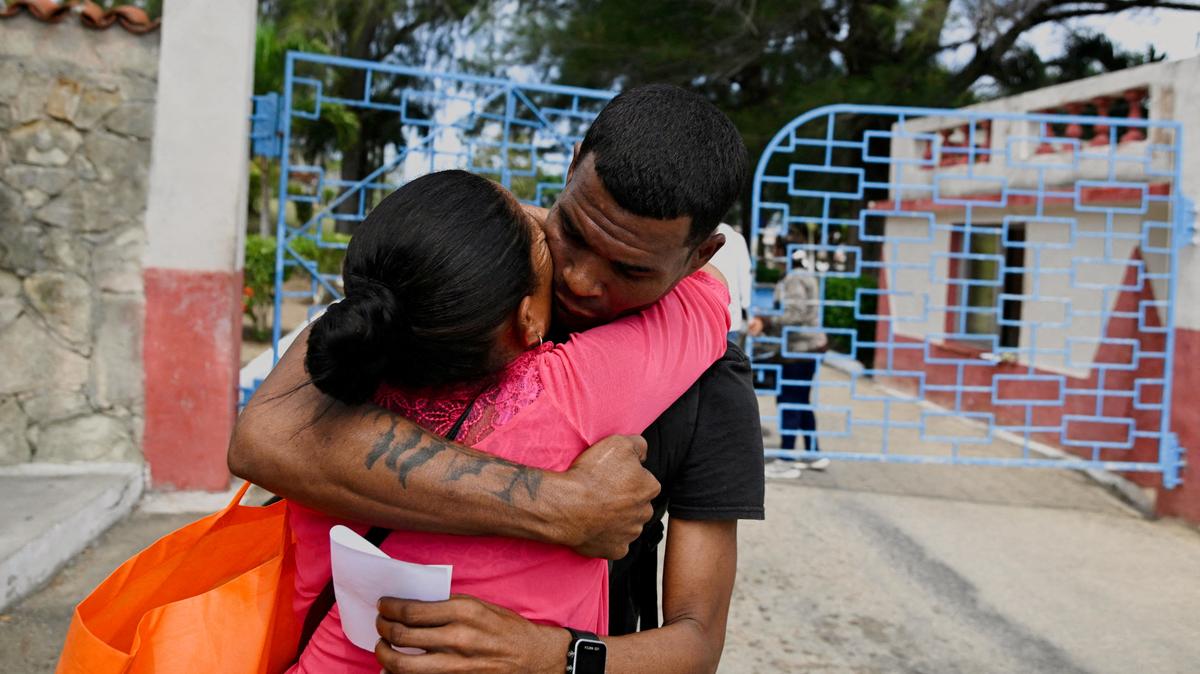 FILE PHOTO: A released prisoner embraces a relative as he leaves La Lima penitentiary as part of the amnesty for more than 2,000 prisoners that the communist-run government has announced amid talks with the administration of U.S. President Donald Trump, Havana, Cuba, April 3, 2026. REUTERS/Norlys Perez/File Photo